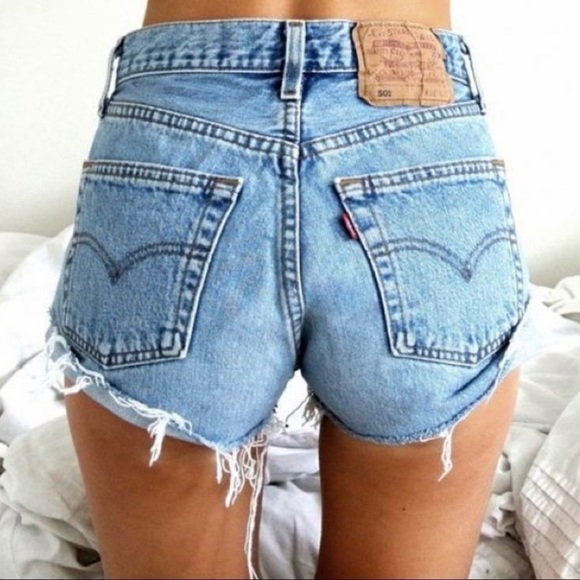 Levi’s Light Wash Daisy Cut Off Jean Denim Shorts - Picture 1 of 12